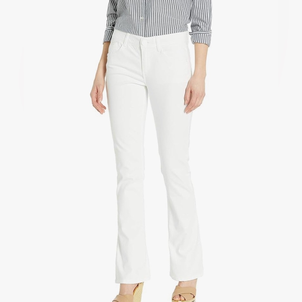 NWT Democracy brand “Ab” solution Itty Bitty white Boot cut jeans size 4